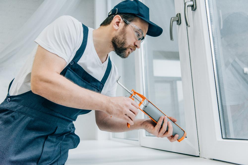 Contractor Caulking Window